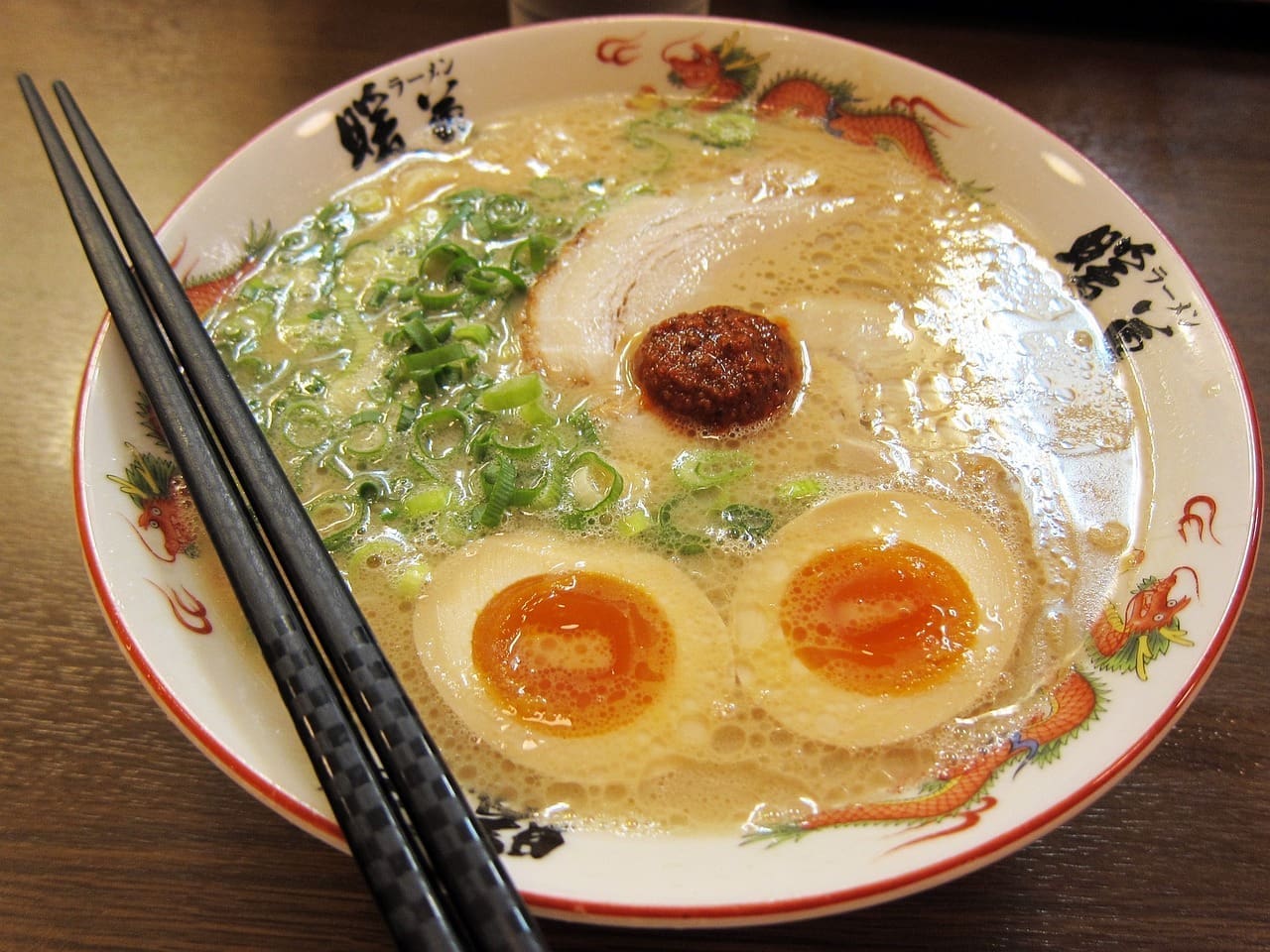 A bowl of Japanese noodle soup with vegetables